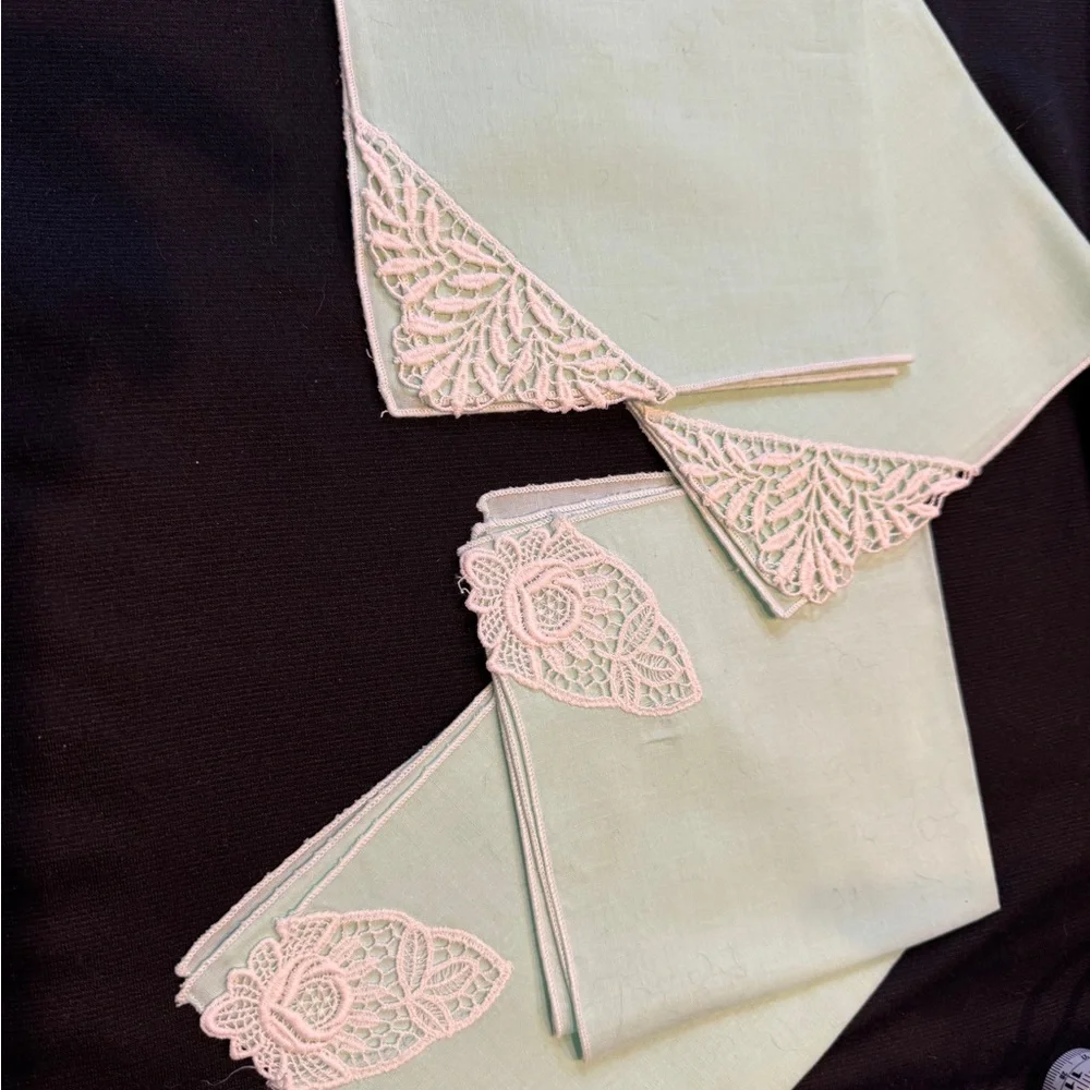 VINTAGE 4 Elegant Lace Trim Napkins 12x12 inchs Lunch Dinner Cocktail MINT Green